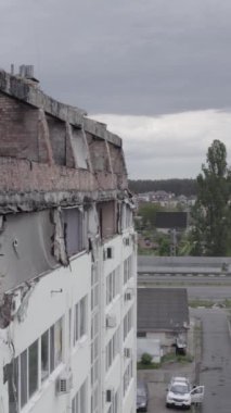 Bu borsa dikey videosu Stoyanka, Bucha bölgesinde, Ukrayna 'da, gri, renksiz, düz bir bina gösteriyor.