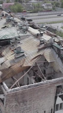 Bu borsa dikey videosu Stoyanka, Bucha bölgesinde, Ukrayna 'da, gri, renksiz, düz bir bina gösteriyor.