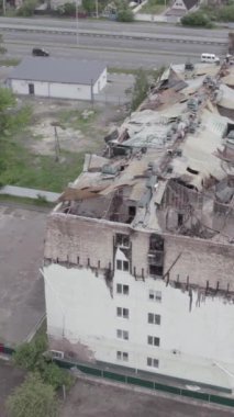 Bu borsa dikey videosu Stoyanka, Bucha bölgesinde, Ukrayna 'da, gri, renksiz, düz bir bina gösteriyor.