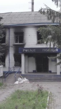 Bu dikey video Ukrayna 'daki savaşın sonucunu gösteriyor. Borodyanka, Kyiv bölgesindeki polis karakolunun yıkılmış ve yanmış binası. Gri, renksiz, düz.