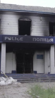 Bu dikey video Ukrayna 'daki savaşın sonucunu gösteriyor. Borodyanka, Kyiv bölgesindeki polis karakolunun yıkılmış ve yanmış binası. Gri, renksiz, düz.