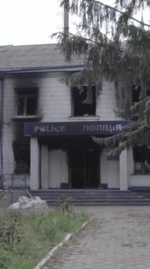 Bu dikey video Ukrayna 'daki savaşın sonucunu gösteriyor. Borodyanka, Kyiv bölgesindeki polis karakolunun yıkılmış ve yanmış binası. Gri, renksiz, düz.