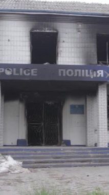 Bu dikey video Ukrayna 'daki savaşın sonucunu gösteriyor. Borodyanka, Kyiv bölgesindeki polis karakolunun yıkılmış ve yanmış binası. Gri, renksiz, düz.