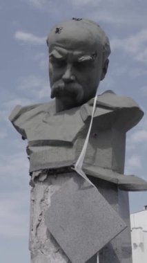 Bu dikey video savaş sırasında Ukrayna 'nın Borodyanka kentindeki Taras Shevchenko anıtını gösteriyor. Düz, renksiz, gri.