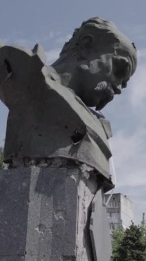 Bu dikey video savaş sırasında Ukrayna 'nın Borodyanka kentindeki Taras Shevchenko anıtını gösteriyor. Düz, renksiz, gri.