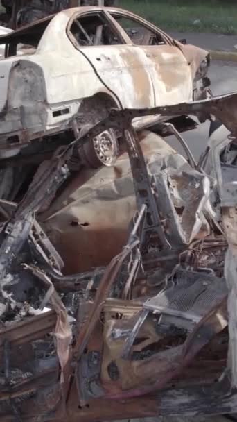 このストック垂直ビデオは イルピン ブチャ地区 グレー フラット 無色のショットと燃焼車のダンプを示しています — ストック動画