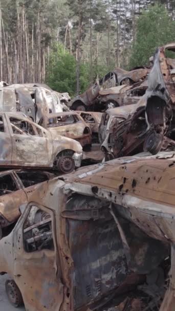 Вертикальному Відео Показана Купа Знімків Спалених Машин Окрузі Ірпін Бача — стокове відео