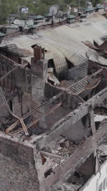 この垂直ビデオは ウクライナのブチャ地区ストヤンカに戦争で破壊された建物を示しています グレー 色なし フラット — ストック動画