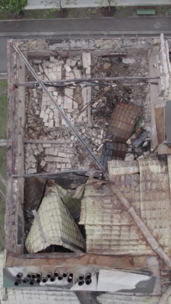 这盘股票的垂直视频显示了乌克兰布查地区斯托扬卡一座被战争摧毁的建筑 没有颜色 — 图库视频影像
