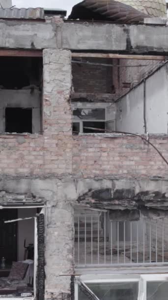 Вертикальне Відео Показує Зруйновану Війною Будівлю Стоянці Район Буча Україна — стокове відео