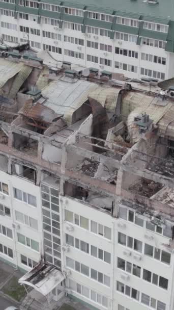 Stock Vertical Video Shows War Torn Building Stoyanka Bucha District — Stock Video