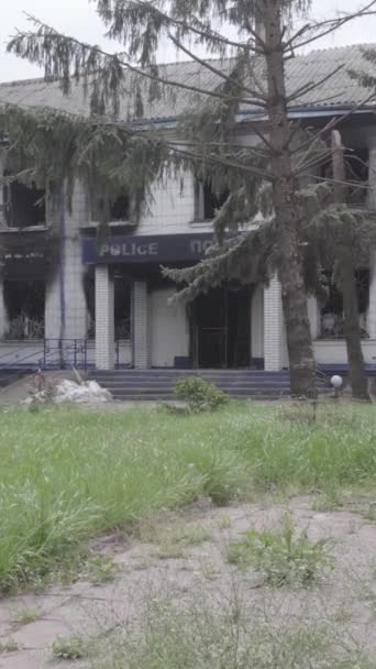 这盘股票的垂直录像显示了乌克兰战争的后果 基辅地区Borodyanka警察局被摧毁和烧毁的建筑 没有颜色 — 图库视频影像