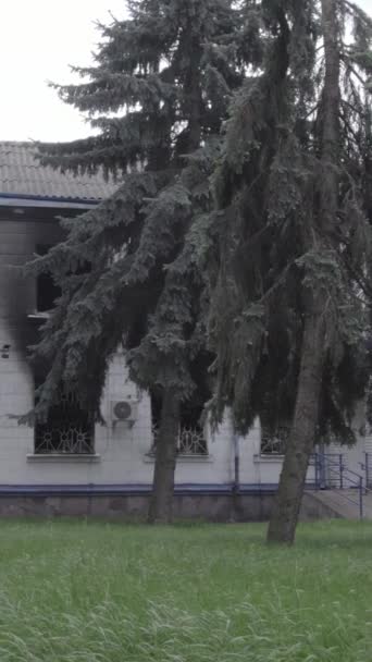 Készlet Függőleges Videó Mutatja Háború Utóhatásait Ukrajnában Lerombolt Leégett Épület — Stock videók