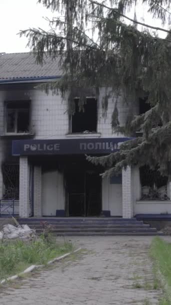 Este Vídeo Vertical Mostra Rescaldo Guerra Ucrânia Edifício Destruído Queimado — Vídeo de Stock