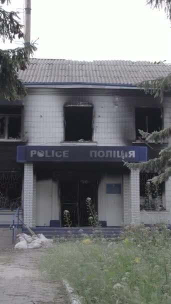 Вертикальне Відео Показує Наслідки Війни Україні Зруйнований Спалений Будинок Поліцейського — стокове відео