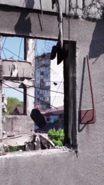 Bu borsa dikey videosu Ukrayna 'daki savaş sonrasını gösteriyor. Borodyanka' da yıkılan bir yerleşim yeri.