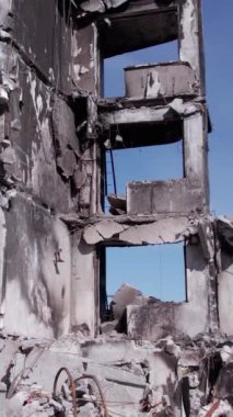 Bu borsa dikey videosu Ukrayna 'daki savaş sonrasını gösteriyor. Borodyanka' da yıkılan bir yerleşim yeri.