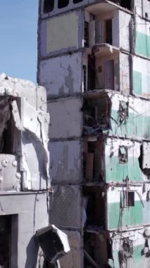 Bu borsa dikey videosu Ukrayna 'daki savaş sonrasını gösteriyor. Borodyanka' da yıkılan bir yerleşim yeri.