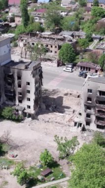 Bu borsa dikey videosu Ukrayna 'daki savaş sonrasını gösteriyor. Borodyanka' da yıkılan bir yerleşim yeri.