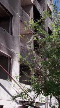 Bu borsa dikey videosu Ukrayna 'daki savaş sonrasını gösteriyor. Borodyanka' da yıkılan bir yerleşim yeri.