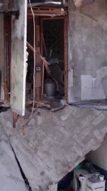 Bu borsa dikey videosu Ukrayna 'daki savaş sonrasını gösteriyor. Borodyanka' da yıkılan bir yerleşim yeri.