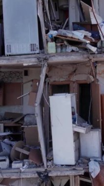 Bu borsa dikey videosu Ukrayna 'daki savaş sonrasını gösteriyor. Borodyanka' da yıkılan bir yerleşim yeri.