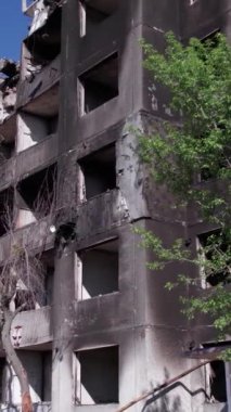 Bu borsa dikey videosu Ukrayna 'daki savaş sonrasını gösteriyor. Borodyanka' da yıkılan bir yerleşim yeri.