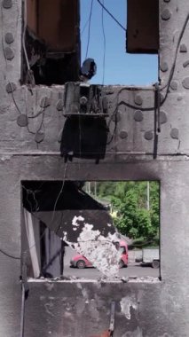 Bu borsa dikey videosu Ukrayna 'daki savaş sonrasını gösteriyor. Borodyanka' da yıkılan bir yerleşim yeri.