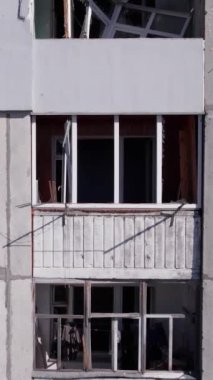 Bu borsa dikey videosu Ukrayna 'daki savaş sonrasını gösteriyor. Borodyanka' da yıkılan bir yerleşim yeri.