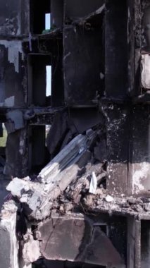 Bu borsa dikey videosu Ukrayna 'daki savaş sonrasını gösteriyor. Borodyanka' da yıkılan bir yerleşim yeri.