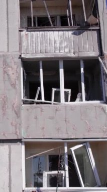 Bu borsa dikey videosu Ukrayna 'daki savaş sonrasını gösteriyor. Borodyanka' da yıkılan bir yerleşim yeri.