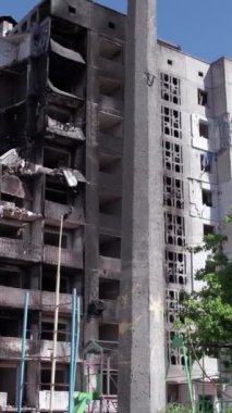 Bu borsa dikey videosu Ukrayna 'daki savaş sonrasını gösteriyor. Borodyanka' da yıkılan bir yerleşim yeri.