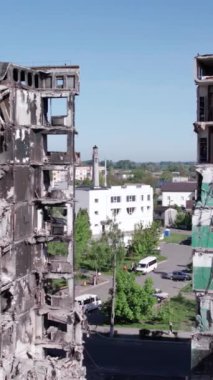 Bu borsa dikey videosu Ukrayna 'daki savaş sonrasını gösteriyor. Borodyanka' da yıkılan bir yerleşim yeri.