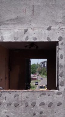 Bu borsa dikey videosu Ukrayna 'daki savaş sonrasını gösteriyor. Borodyanka' da yıkılan bir yerleşim yeri.