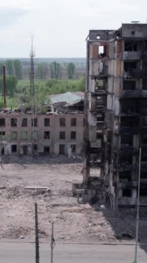 Bu borsa dikey videosu Ukrayna 'daki savaş sonrasını gösteriyor. Borodyanka' da yıkılan bir yerleşim yeri.