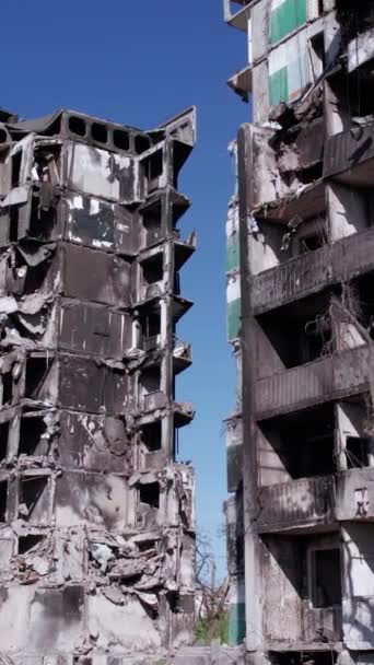 Este Video Vertical Muestra Las Secuelas Guerra Ucrania Edificio Residencial — Vídeo de stock