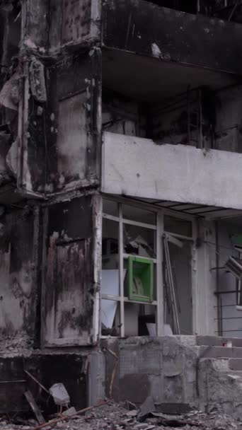 Este Video Vertical Muestra Las Secuelas Guerra Ucrania Edificio Residencial — Vídeos de Stock