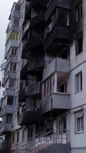 Este Video Vertical Muestra Las Secuelas Guerra Ucrania Edificio Residencial — Vídeo de stock