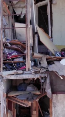 Bu borsa dikey videosu Ukrayna 'daki savaş sonrasını gösteriyor. Borodyanka' da yıkılan bir yerleşim yeri.