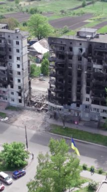 Bu borsa dikey videosu Ukrayna 'daki savaş sonrasını gösteriyor. Borodyanka' da yıkılan bir yerleşim yeri.