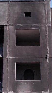 Bu borsa dikey videosu Ukrayna 'daki savaş sonrasını gösteriyor. Borodyanka' da yıkılan bir yerleşim yeri.