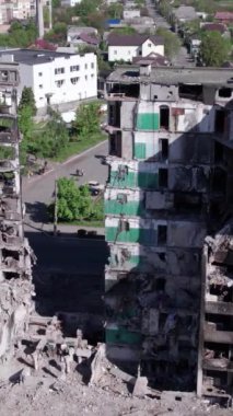 Bu borsa dikey videosu Ukrayna 'daki savaş sonrasını gösteriyor. Borodyanka' da yıkılan bir yerleşim yeri.