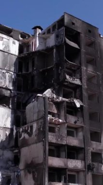 Bu borsa dikey videosu Ukrayna 'daki savaş sonrasını gösteriyor. Borodyanka' da yıkılan bir yerleşim yeri.