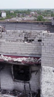 Bu borsa dikey videosu Ukrayna 'daki savaş sonrasını gösteriyor. Borodyanka' da yıkılan bir yerleşim yeri.