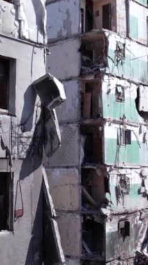 Bu borsa dikey videosu Ukrayna 'daki savaş sonrasını gösteriyor. Borodyanka' da yıkılan bir yerleşim yeri.