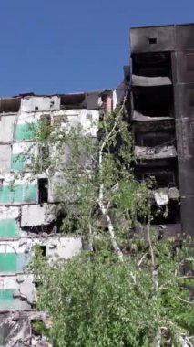 Bu borsa dikey videosu Ukrayna 'daki savaş sonrasını gösteriyor. Borodyanka' da yıkılan bir yerleşim yeri.