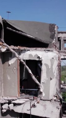 Bu borsa dikey videosu Ukrayna 'daki savaş sonrasını gösteriyor. Borodyanka' da yıkılan bir yerleşim yeri.