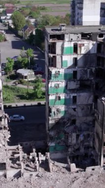 Bu borsa dikey videosu Ukrayna 'daki savaş sonrasını gösteriyor. Borodyanka' da yıkılan bir yerleşim yeri.