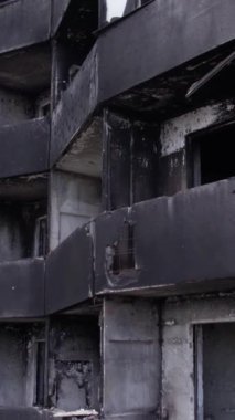 Bu borsa dikey videosu Ukrayna 'daki savaş sonrasını gösteriyor. Borodyanka' da yıkılan bir yerleşim yeri.