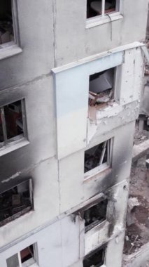 Bu borsa dikey videosu Ukrayna 'daki savaş sonrasını gösteriyor. Borodyanka' da yıkılan bir yerleşim yeri.